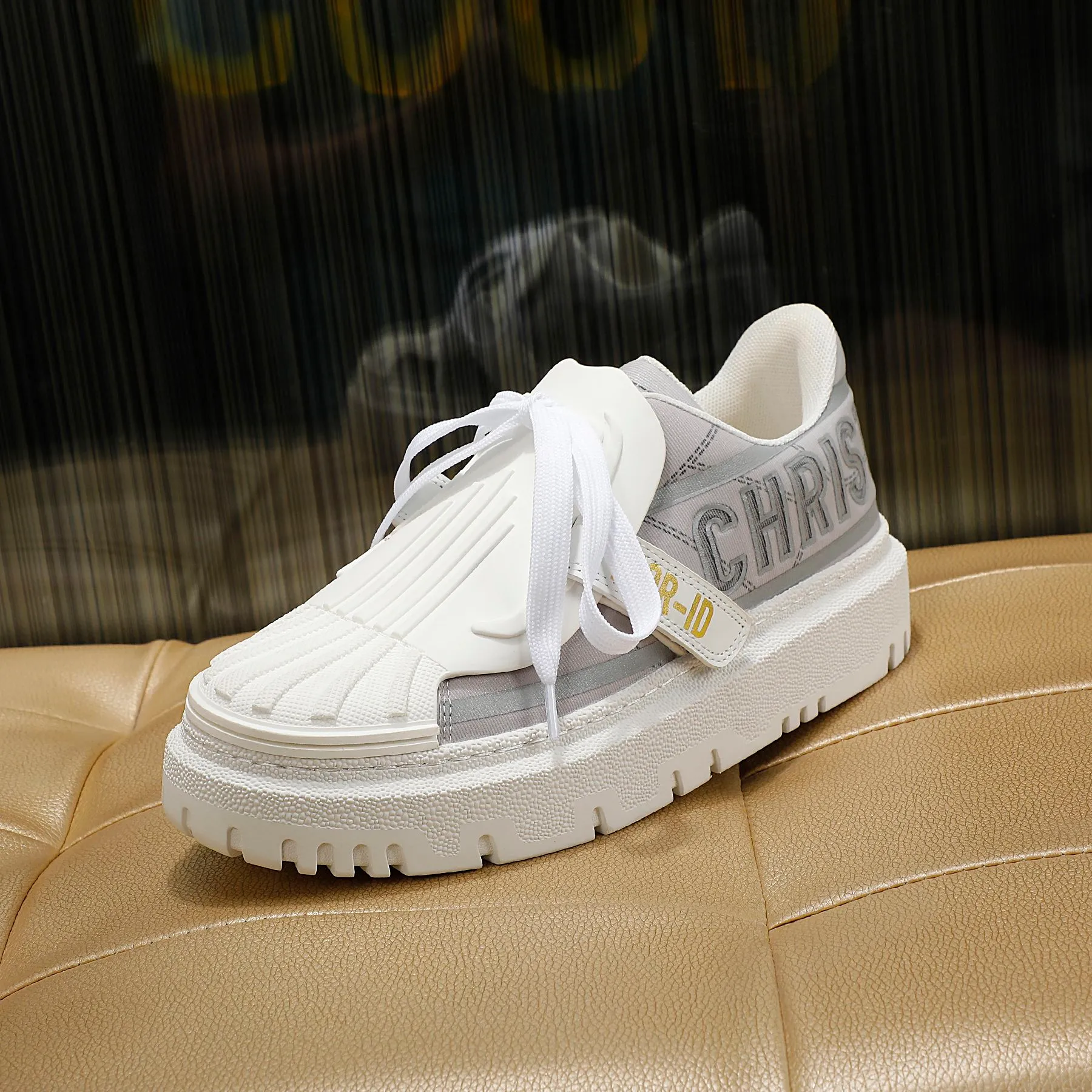 👟👟Ex-factory price 480👟👟 2021ssDior shell-toe casual white shoes, the latest letter strip layout with luminous colors, the same style as the ready-to-wear series 1️⃣Original mold opening 2️⃣Original cowhide➕Breathable mesh lining 3️⃣TPU evacuation outsole 4️⃣Injection-molded latex cowhide feet 5️⃣Full set of packaging at the counter, code number 35-40 (41 can be customized)
